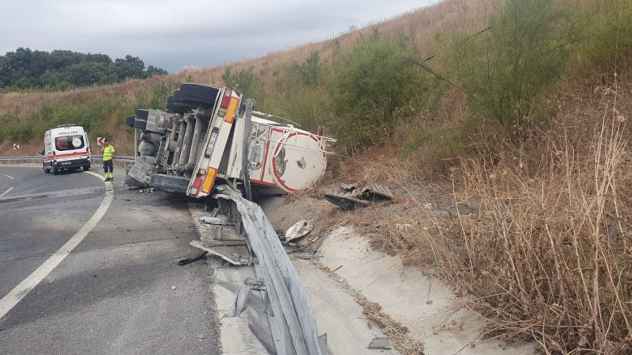 Balıkesir'de Tanker Bariyerlere Çarptı