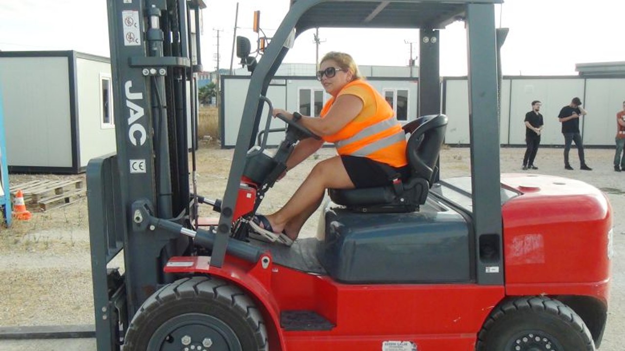 Bu Kadınlar Forklift Operatörü