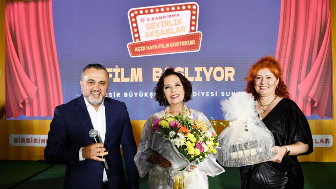 Büyükşehir Hülya Koçyiğit’i Sevenleriyle Buluşturdu
