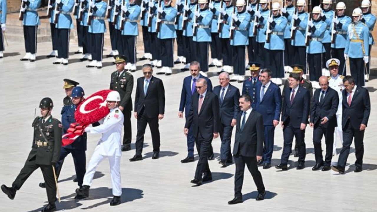 Cumhurbaşkanı Erdoğan ve YAŞ Üyeleri Anıtkabir'i Ziyaret Etti