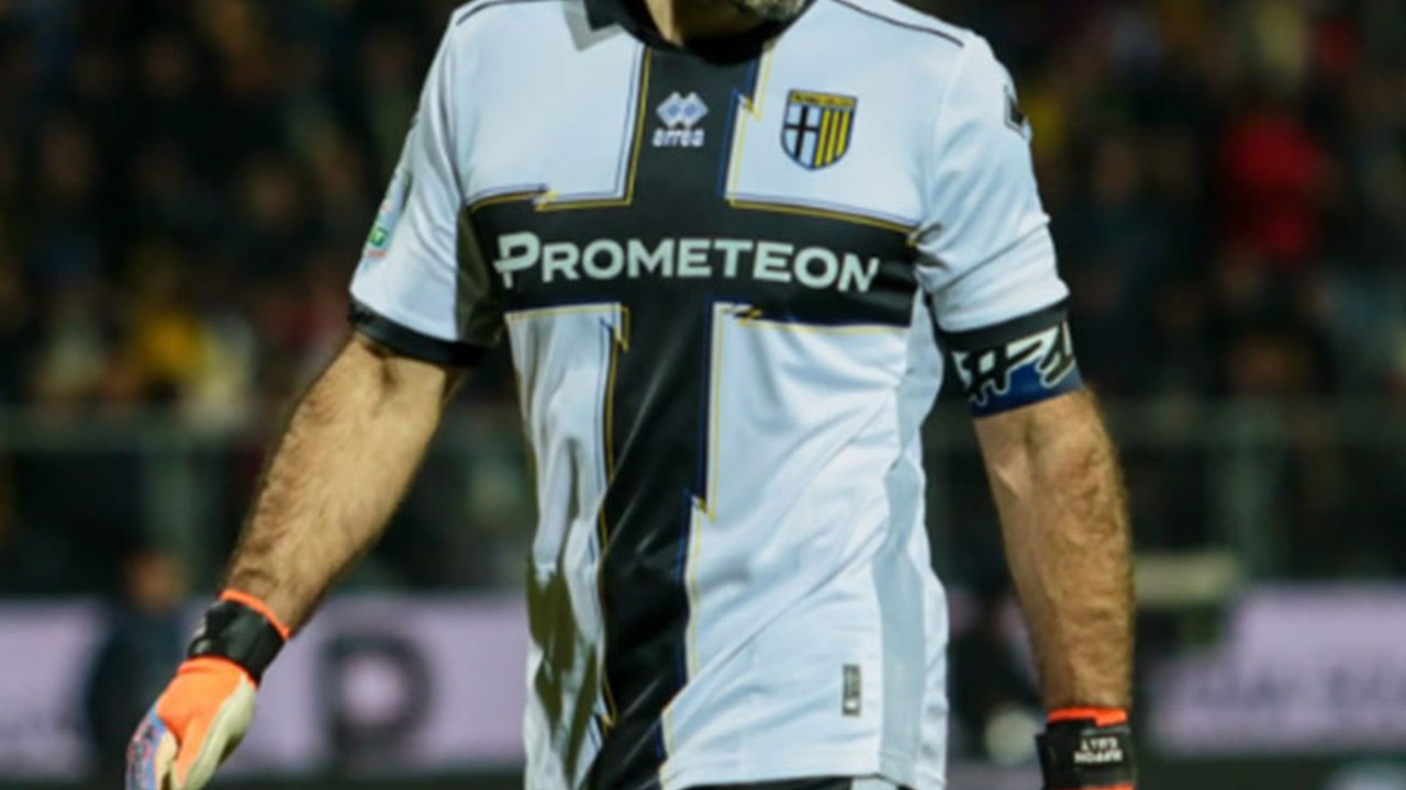 Efsane Kaleci Futbolu Bıraktı