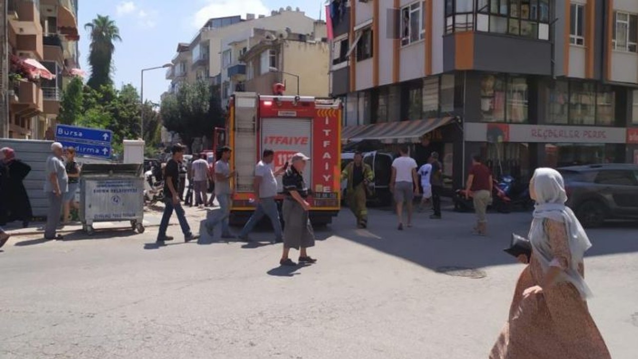 Erdek'te Park Halindeki Araç Alev Aldı