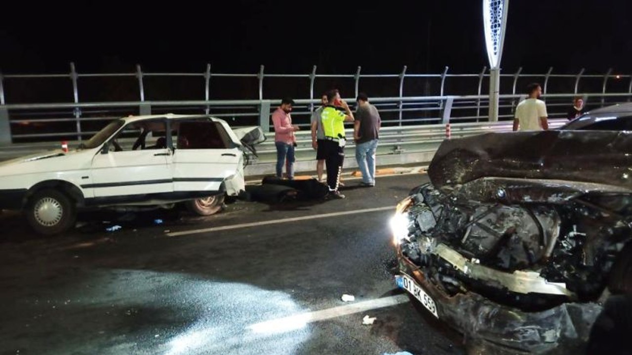 Feci Kaza ! Lüks Otomobilin Çarptığı Otomobil Kağıt Gibi Ezildi