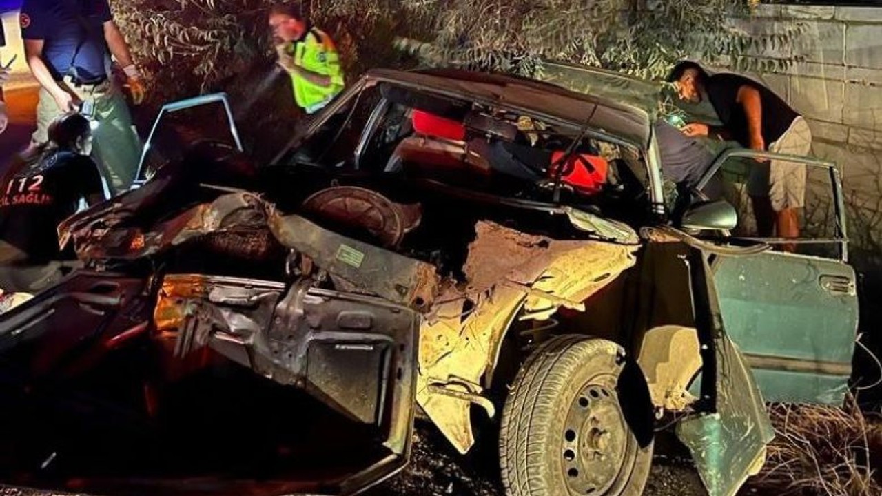 Feci Kaza ! Otomobil Yol Kenarındaki Ağaçlara Çarptı