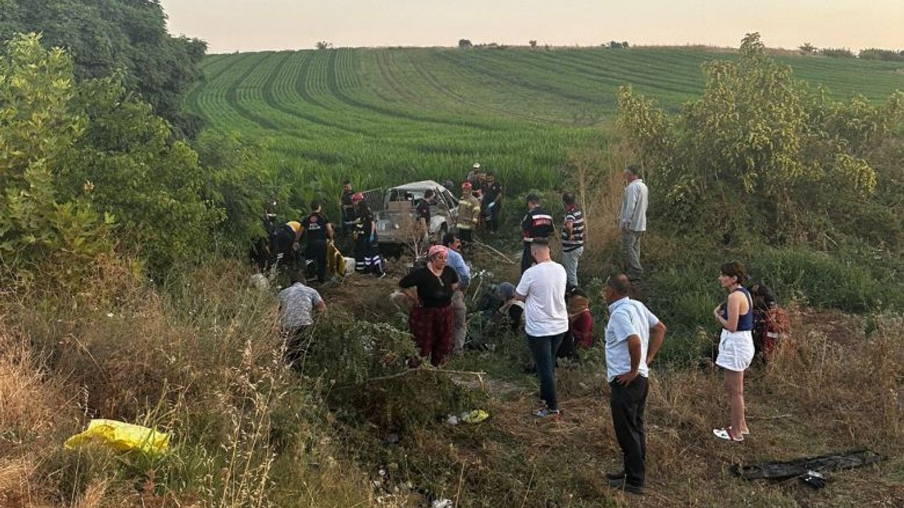 Feci Kaza ! Tarlaya İşçi Götüren Araç Yoldan Çıktı