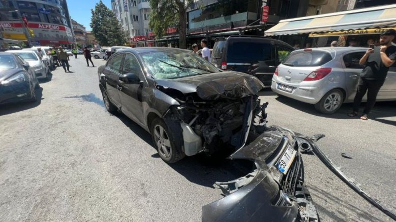 Gaz Pedalı Takılı Kalan Otomobil Dehşet Saçtı