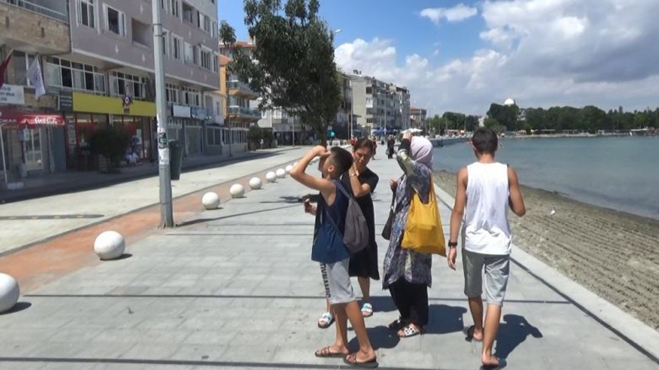 Pencereye Asılan İlginç Yazıyı Görenler Hayret Ediyor