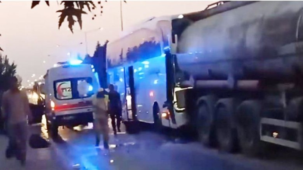 Yolcu Otobüsü Tankere Çarptı: 21 Kişi Yaralı