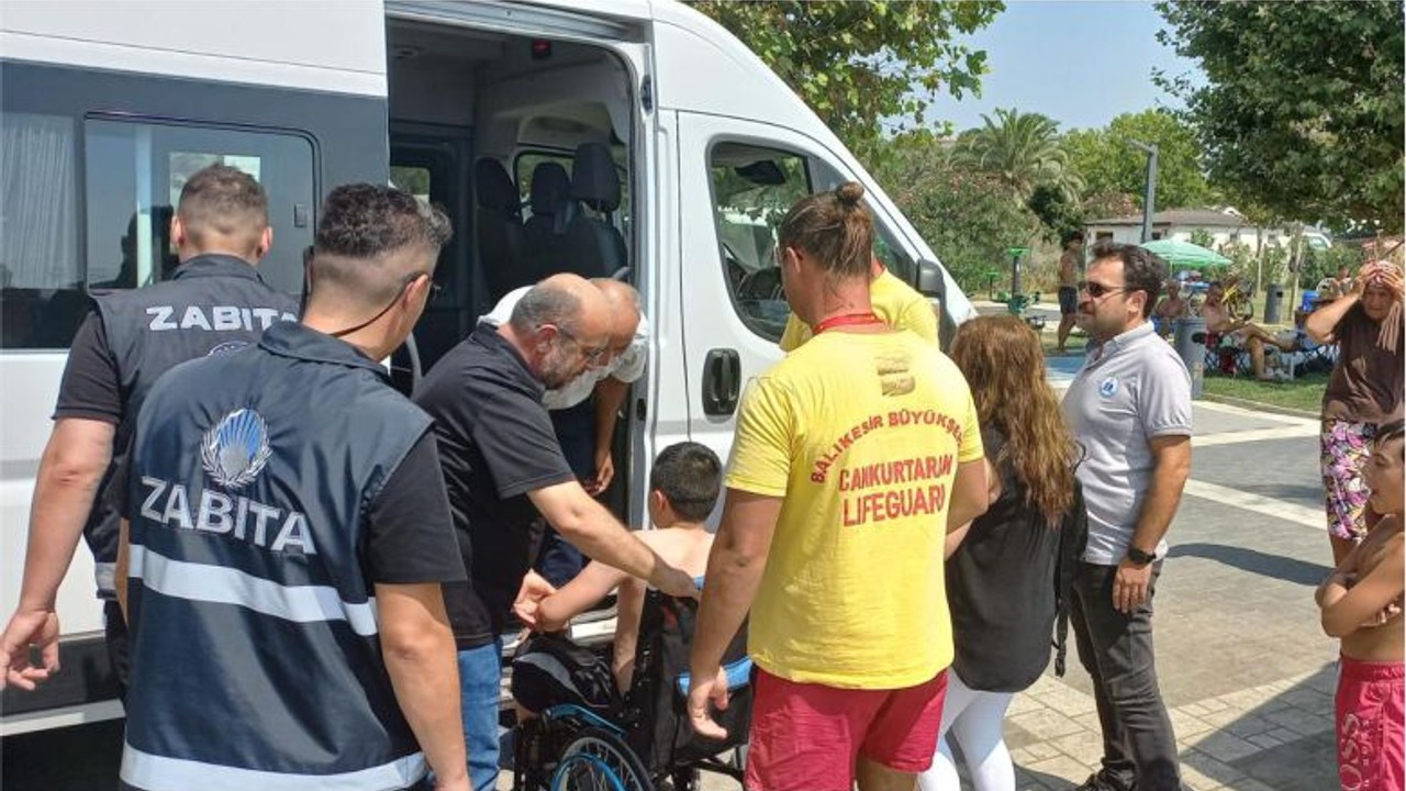 Yürüme Engelliydi: İlk Kez Balıkesir’de Denize Girdi!