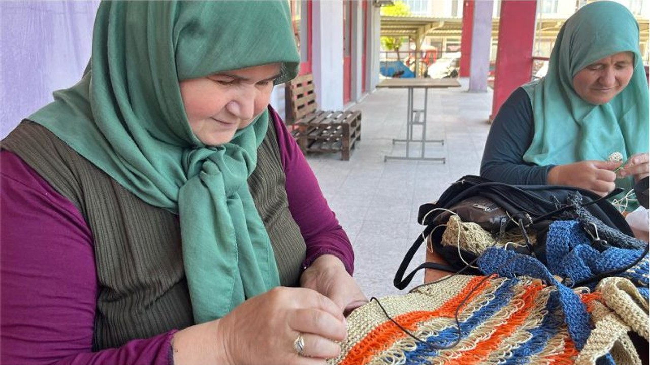 Sındırgı’da Bu Çantalar Örgüden Yapılıyor!