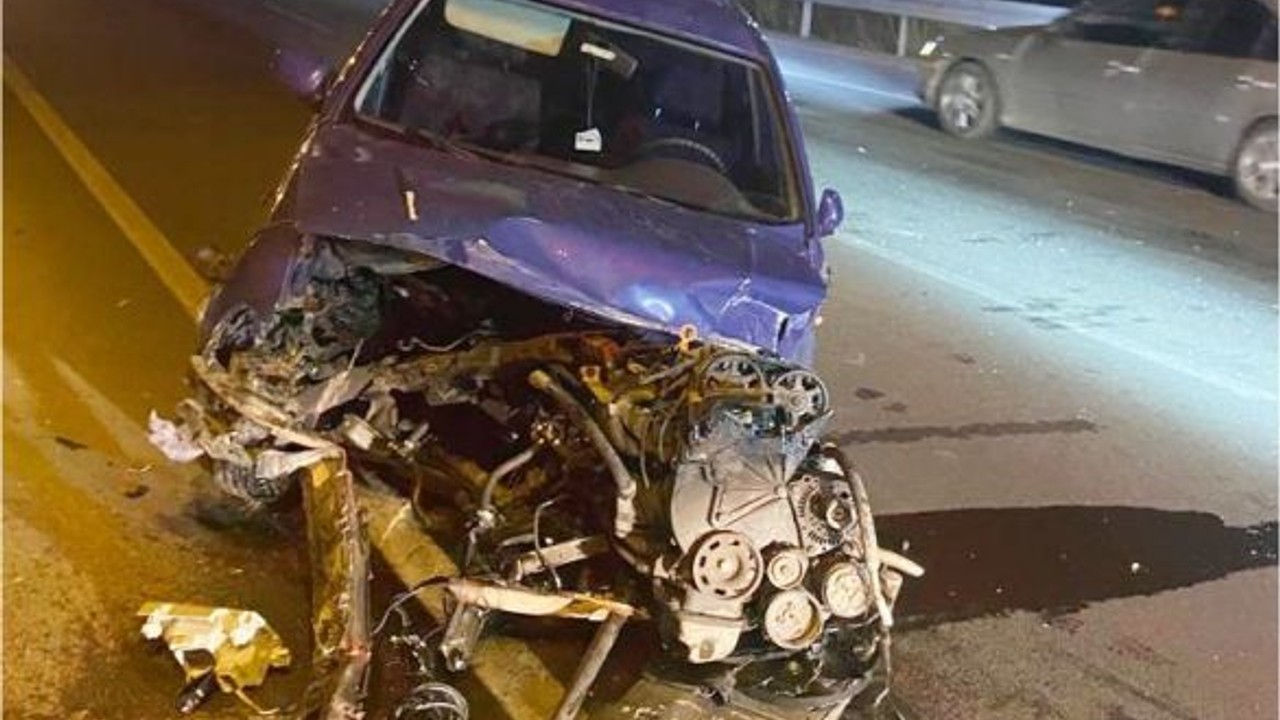 Balıkesir'de Feci Kaza ! Bariyerlere Girdi