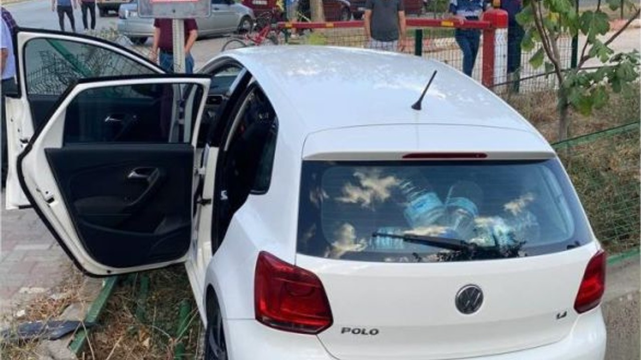 Balıkesir'de Kaza ! Otomobil Su Kanalına Uçuyordu