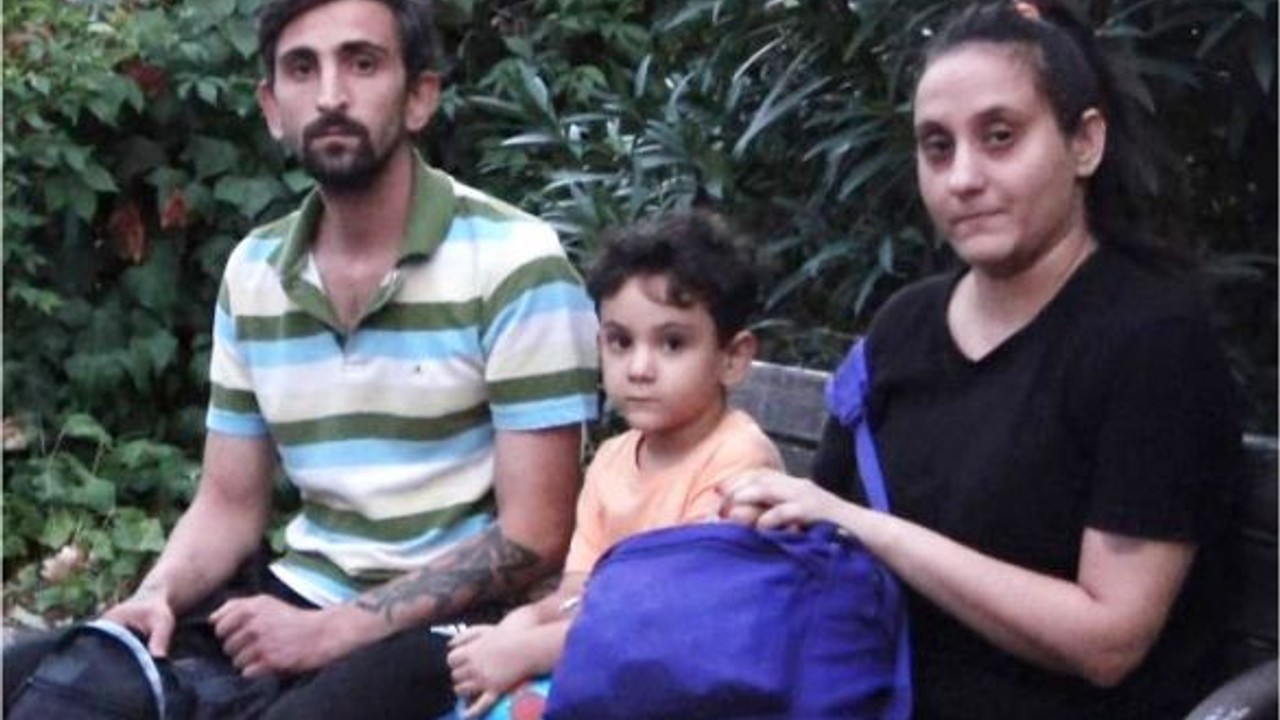 Ev Sahibi Evden Attı ! Hamile Eşi Ve Çocuğuyla Hastanenin Bahçesinde Kalıyor