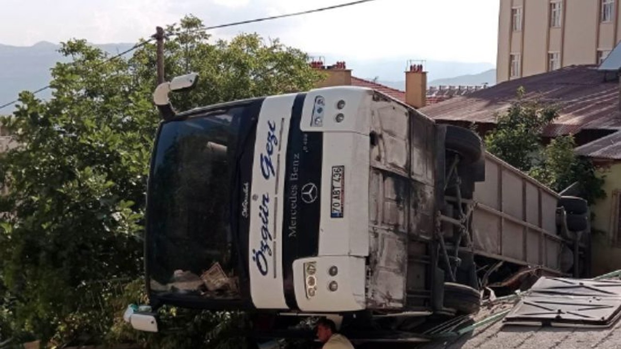 Geri Kayan Tur Otobüsü Evin Bahçesine Yan Yattı