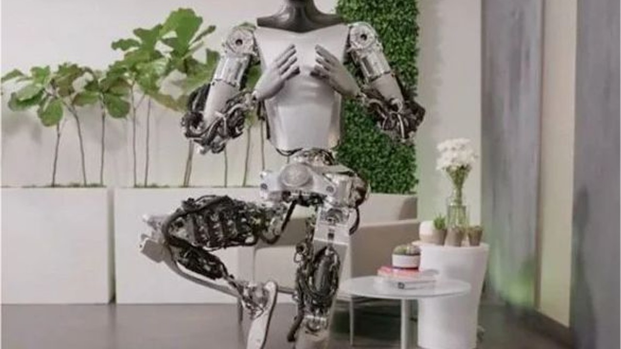İnsansı Robot Tesla Optimus Yogaya Başladı