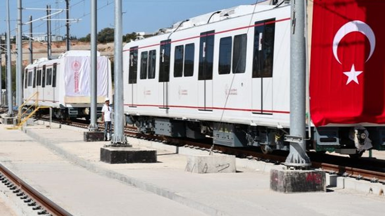 İlk Yerli ve Milli Sürücüsüz Metro Aracı Raylara İndirildi