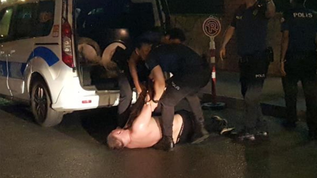 15 Polise Bir Adam Ecel Teri Döktürdü