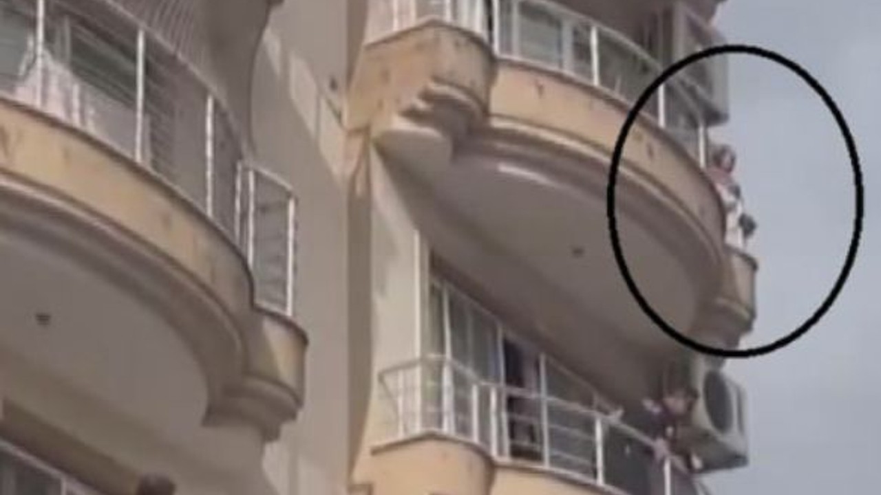 Annesini Balkondan Atmaya Çalıştı!