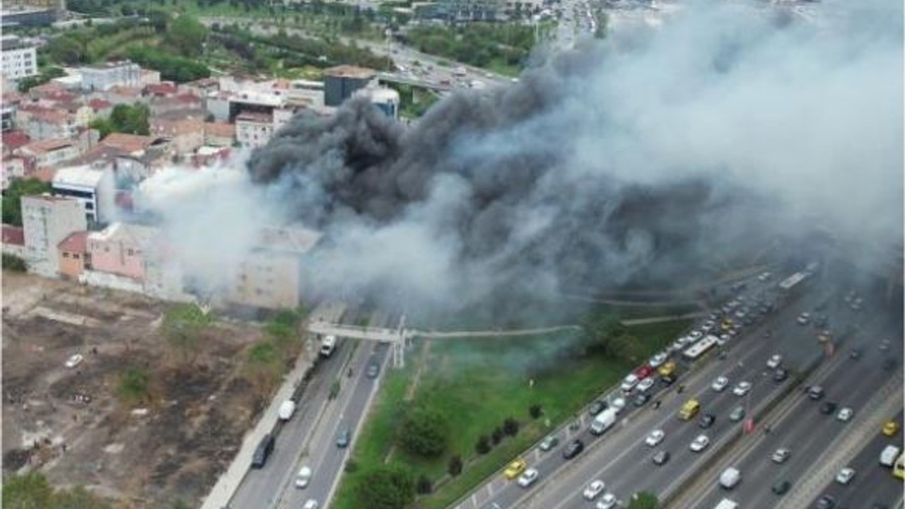 Ataşehir'de 3 binaya sıçrayan yangın havadan görüntülendi