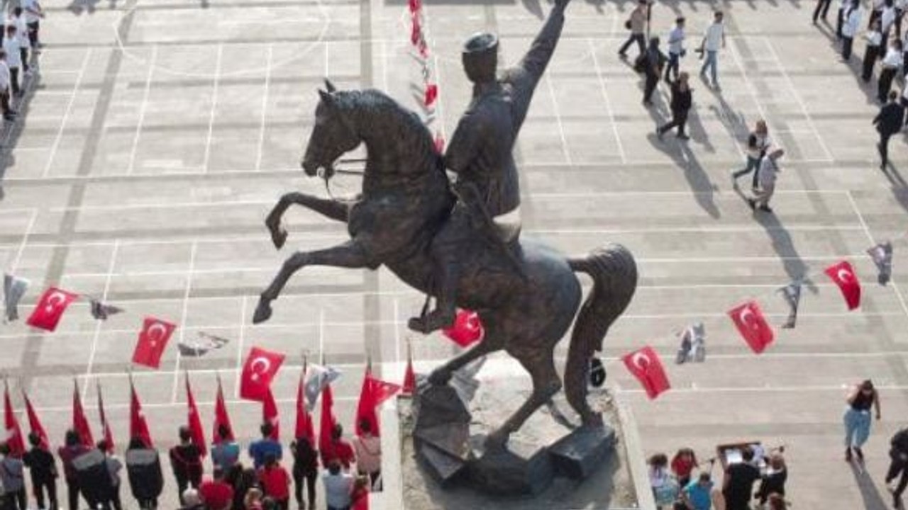 Balıkesir’de Resmi Geçitte 350 Metrelik Bayrak İle Görsel Şölen