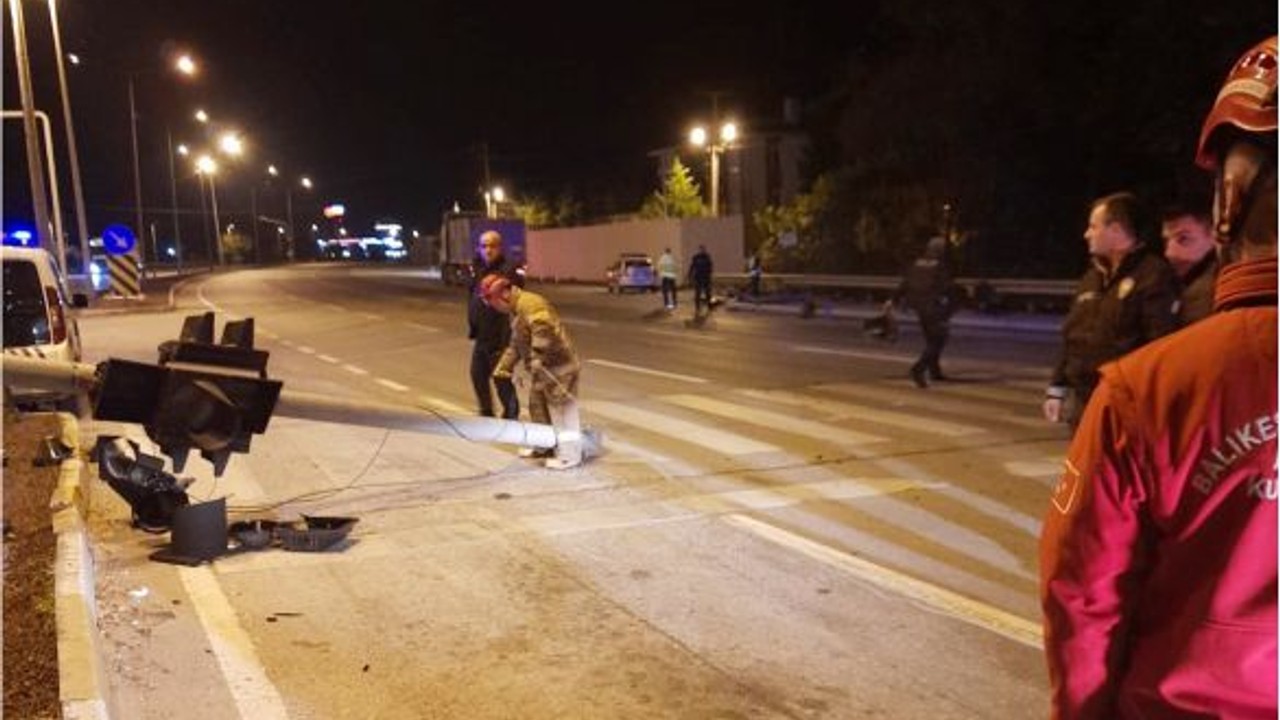 Balıkesir’de Trafik Lambaları Devrildi!