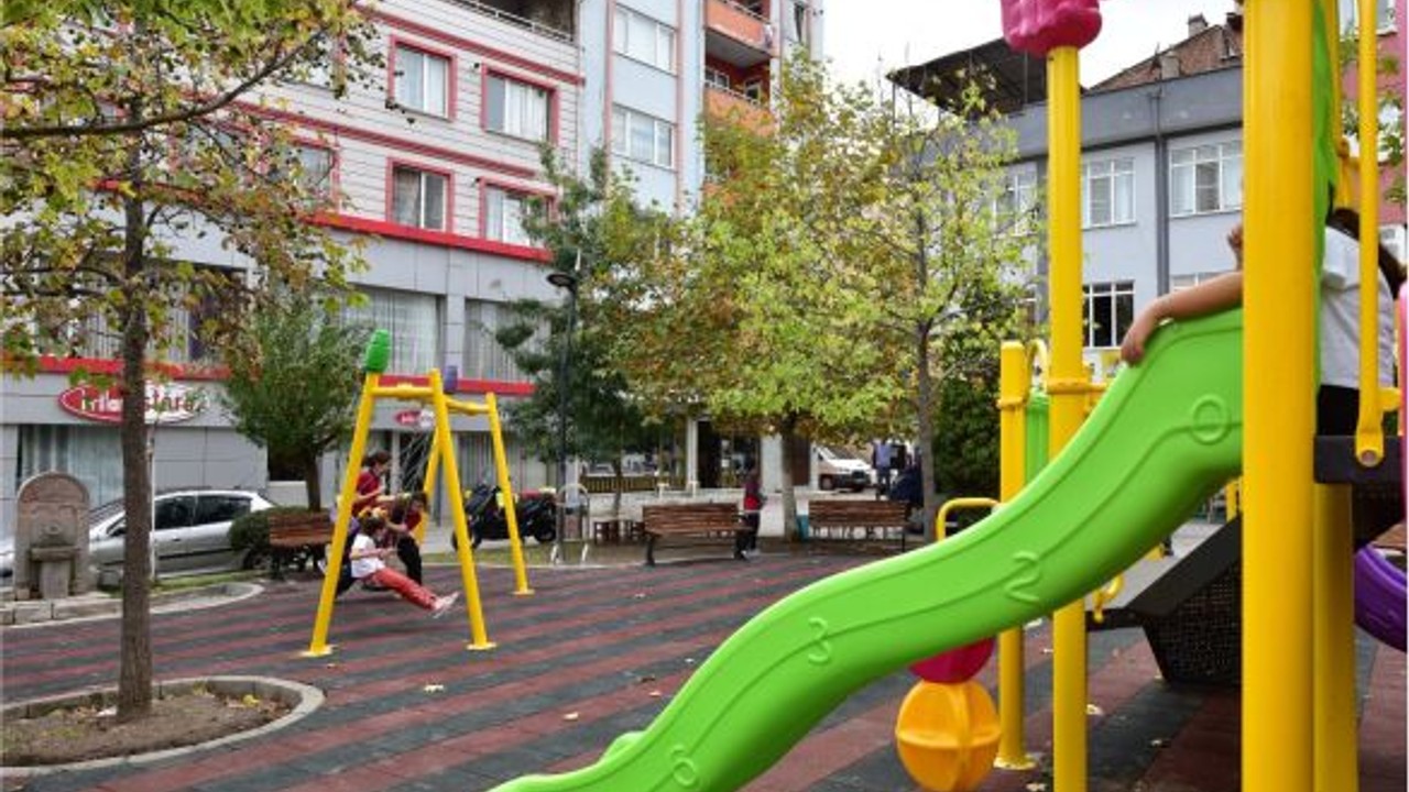 Karesi Belediyesinden Veysel Çiftçi Parkı’na Çocuk Oyun Alanı