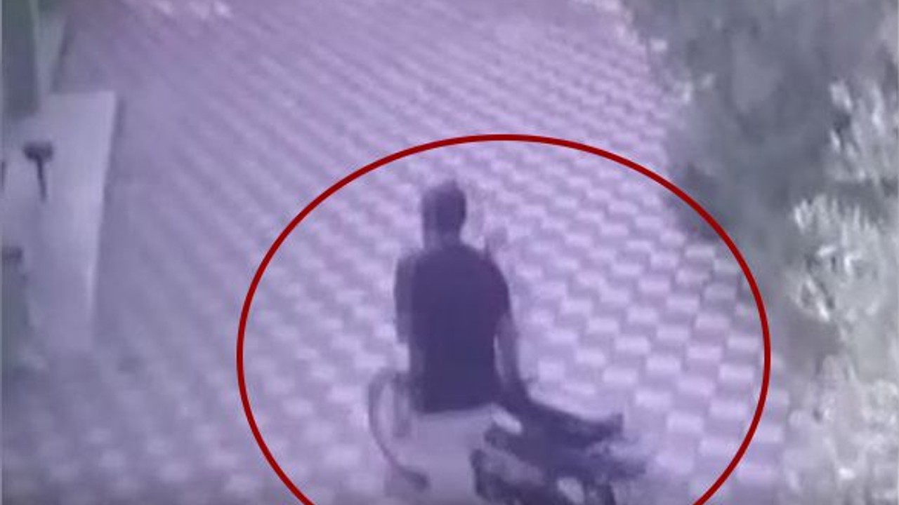 Namazını Yarıda Bırakıp Hırsızlık Yaptı