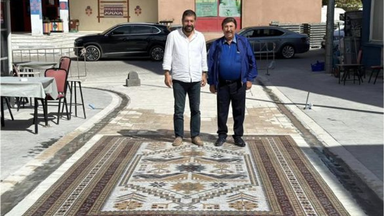 Sındırgı Sokaklarına Yağcıbedir Halıları Renk Kattı