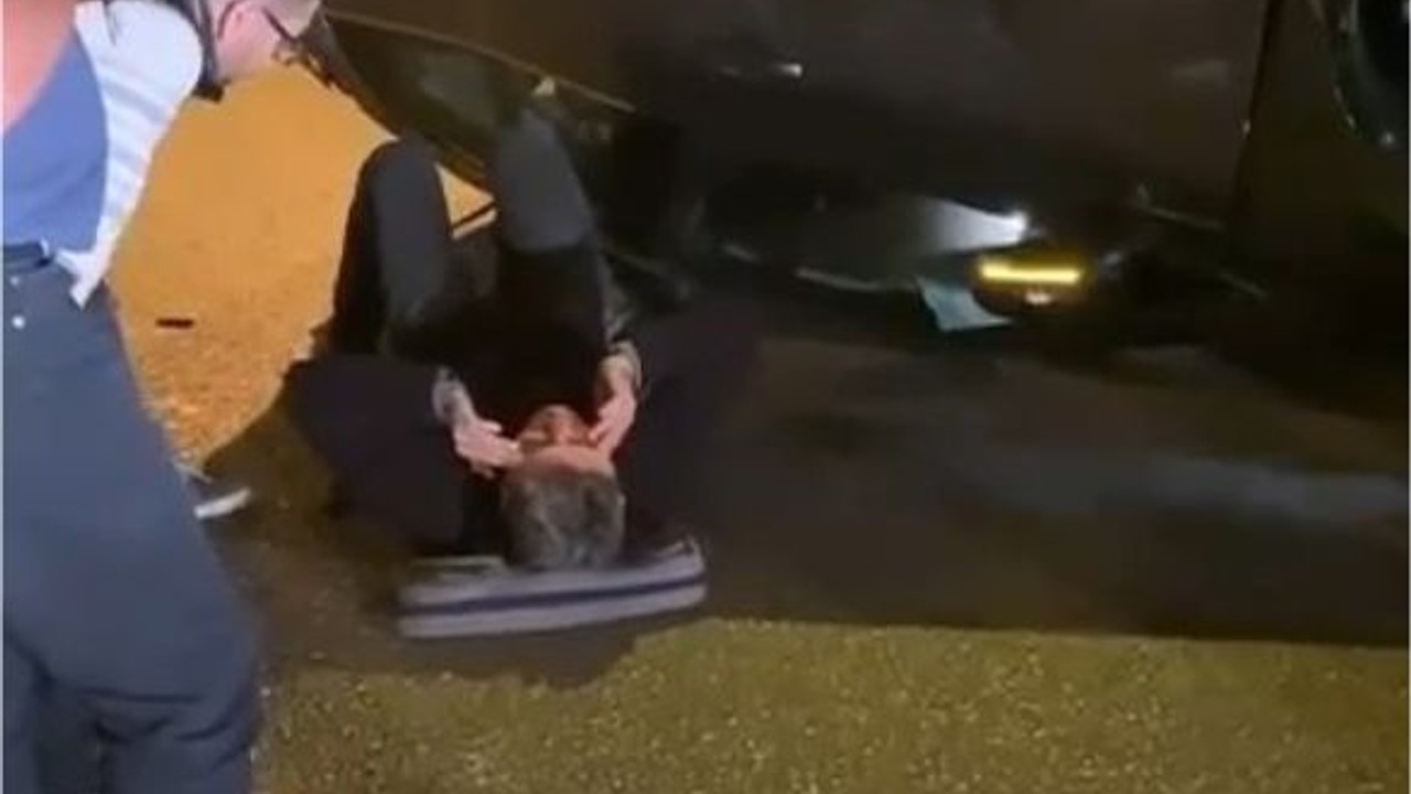 Kontrolden çıkan polis otomobiliyle takla attı