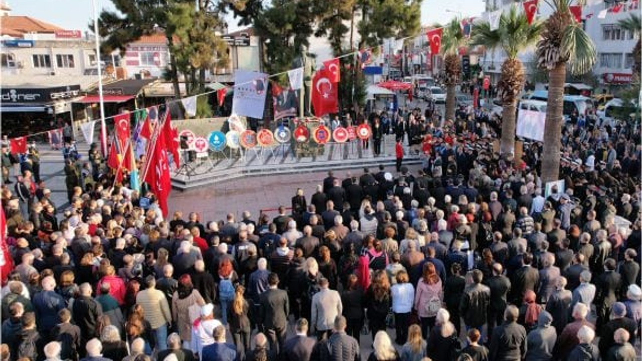 Ayvalıklılar Atatürk'ü Anmak İçin Bir Arada