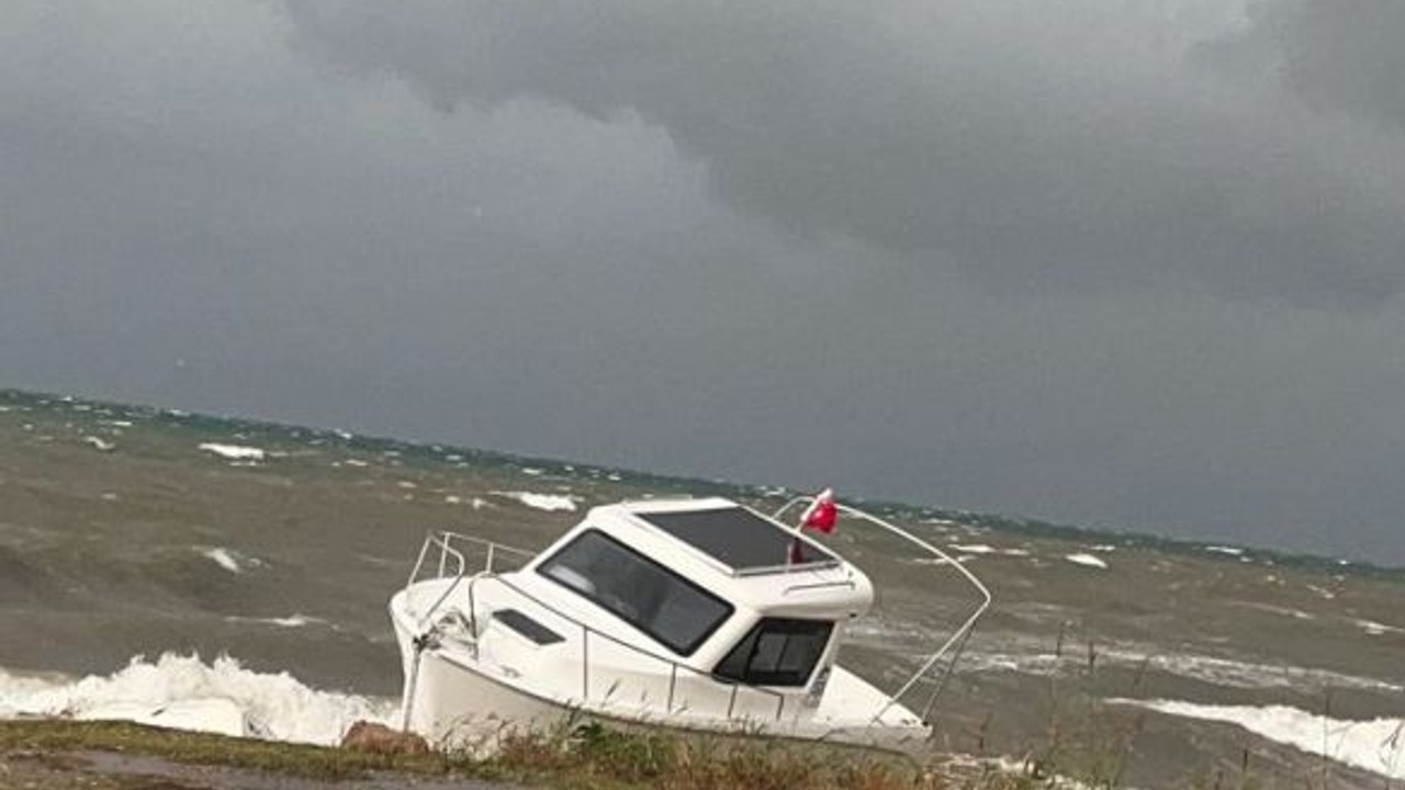 Ayvalık’ta Fırtına Tekneleri Batırdı Ağaçları Devirdi
