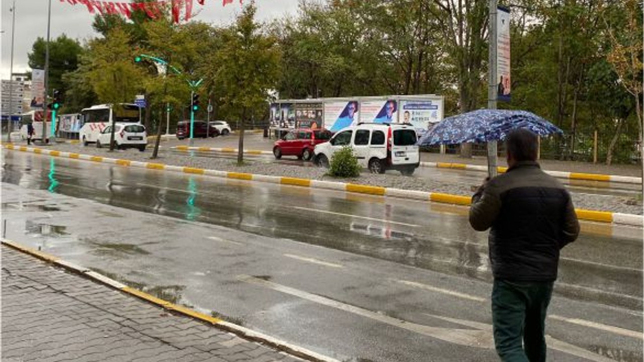 Balıkesirliler Şemsiyelerini Çıkardı