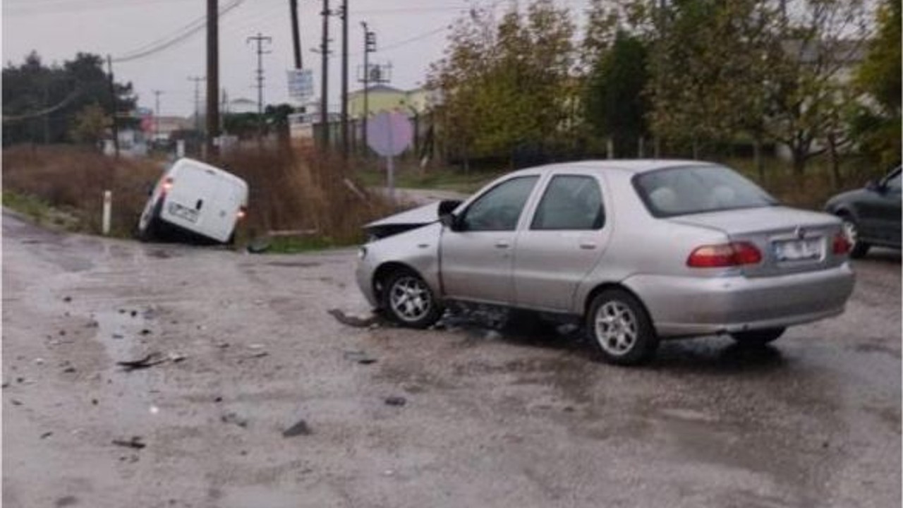 Dönüş Yapmak İsterken Kaza Yaptı