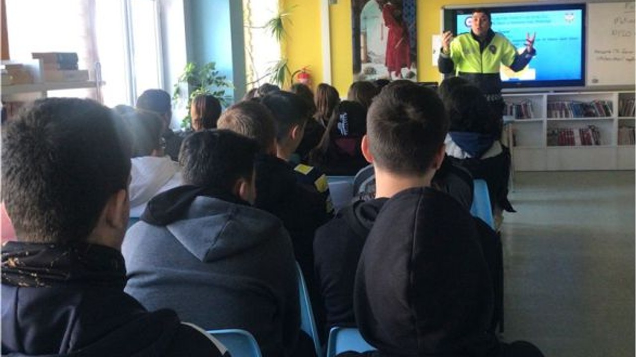 Emniyet Müdürlüğü'nden Öğrencilere Trafik Eğitimi