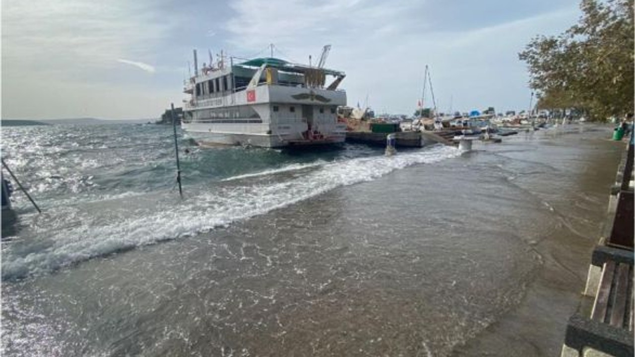 Erdek'te Lodosun Şiddeti Arttı! Deniz Kıyıyla Birleşti