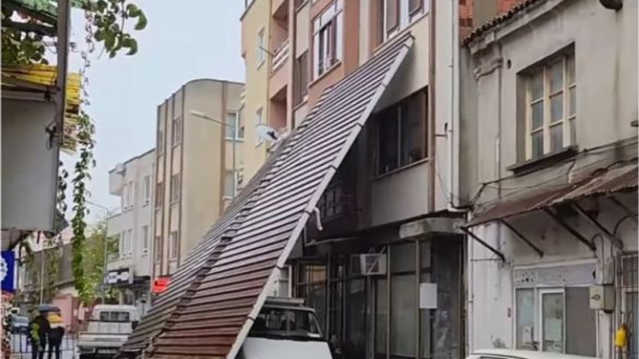 Havran'da Tente Çatı Uçtu!