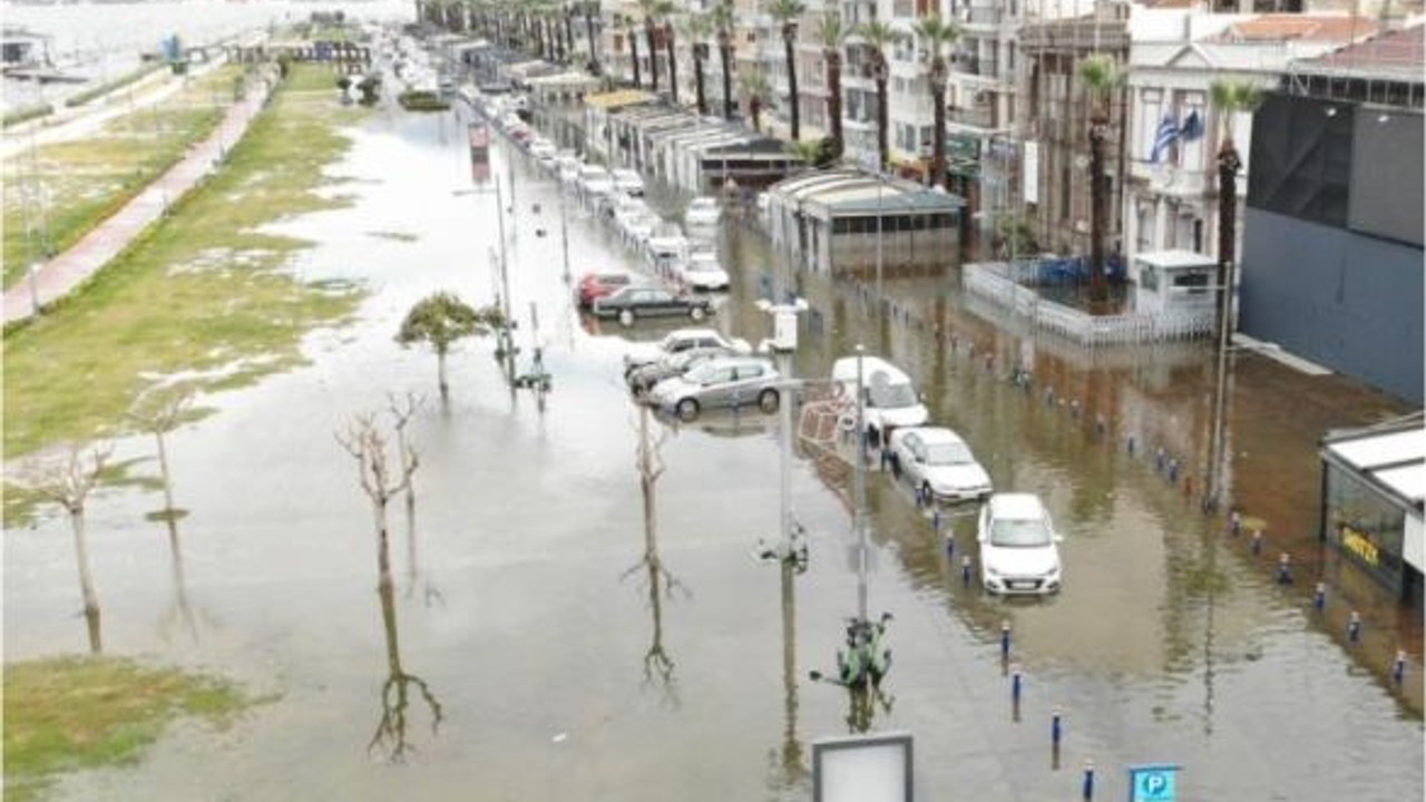 İzmir'de Kara Ve Deniz Birleşti
