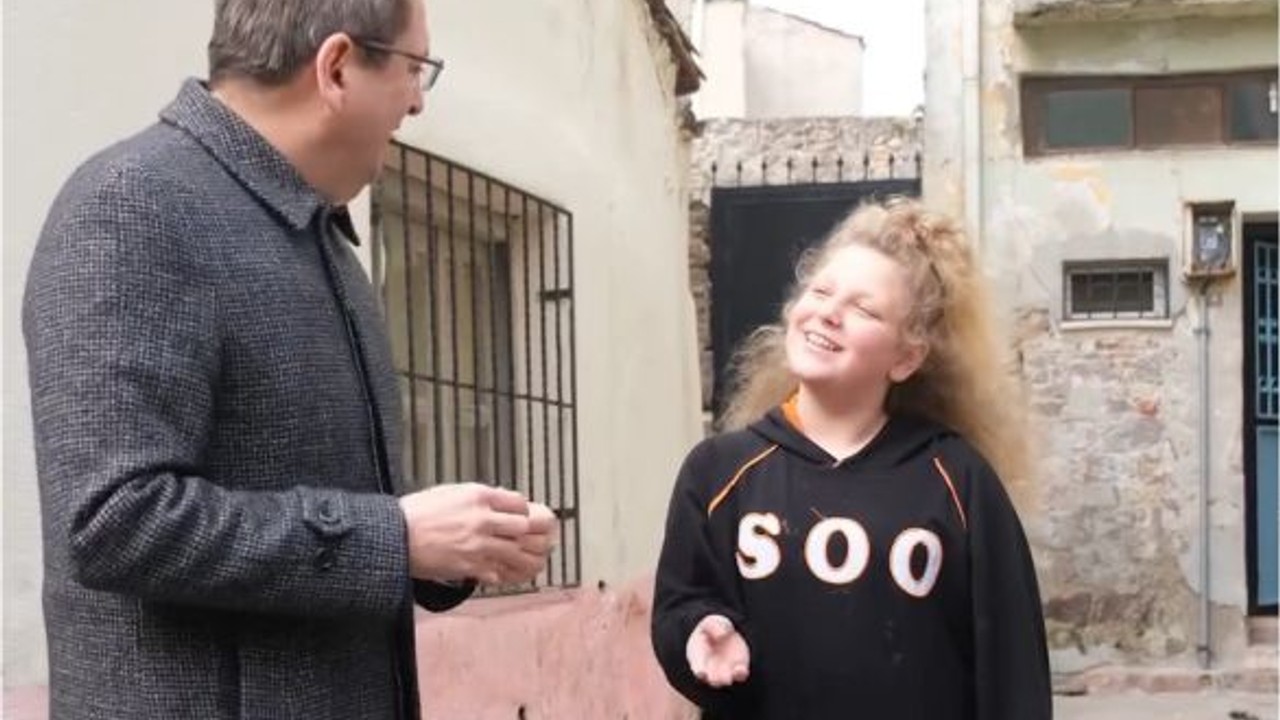 Başkan Ergin ile Seyyar Satıcı Kızın Diyaloğu Gündem Oldu!