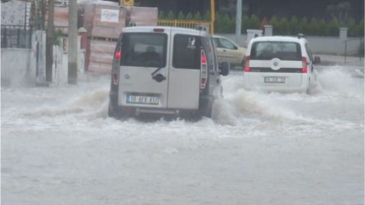 Balıkesir'de Kabaran Deniz Yollara Taştı