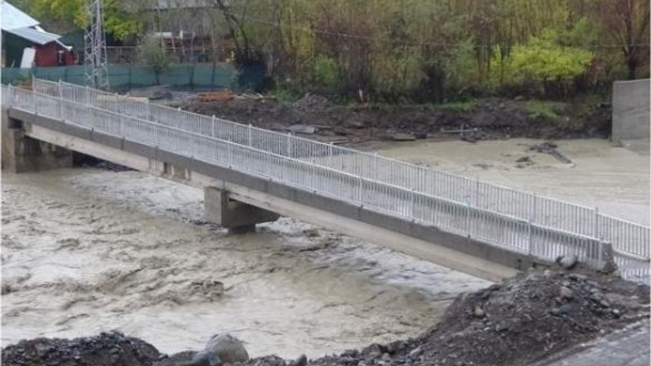 Bingöl’de Yağış nedeni ile yaya köprüsü geçici olarak kapatıldı