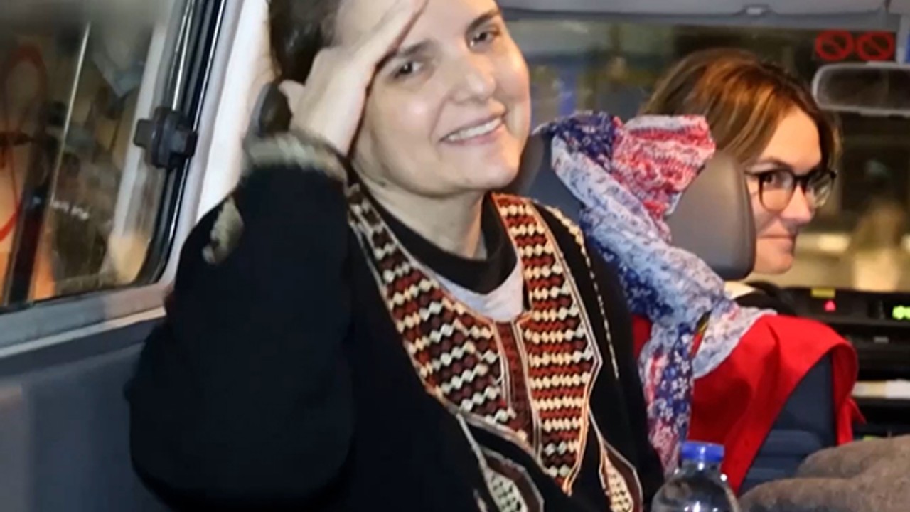 Teslim edilen anne ve kızın hamas askerleriyle vedası dikkat çekti