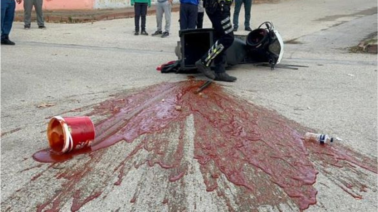 Bursa'da kazada motosiklet sürücüsü yaralandı, ketçaplar yola saçıldı