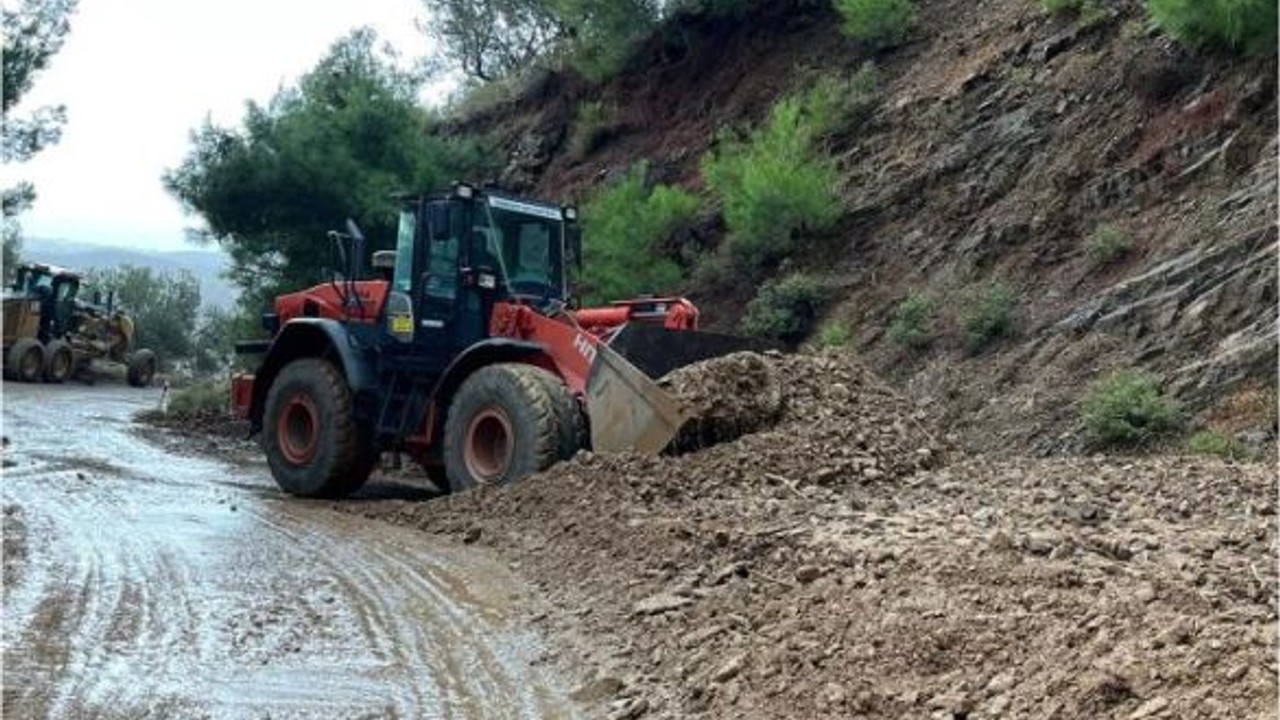 Balıkesir'de Oluşan Heyelan Yolu Kapattı