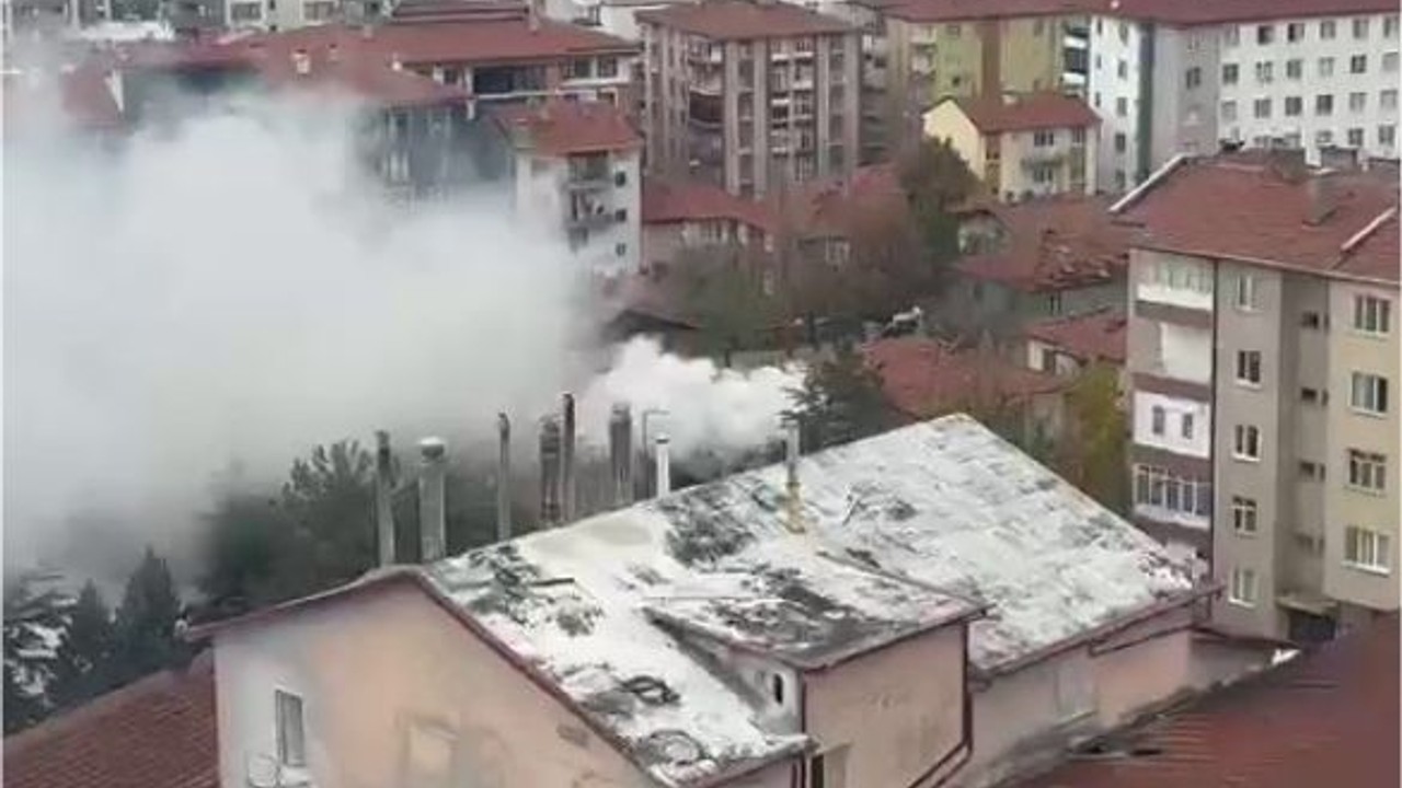 Çankırı'da iki katlı ev yandı