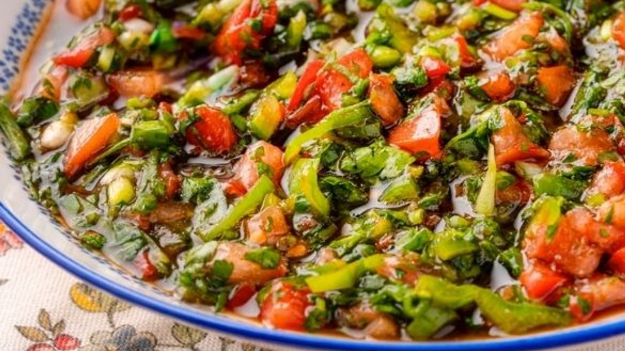 Balıkesir Sofralarını Renklendiren Salata Tarifi