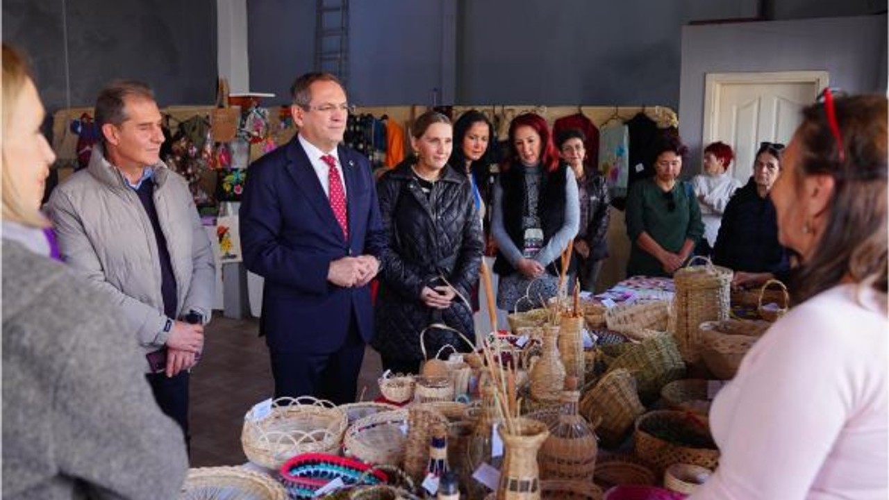 Ayvalık Mahalleevleri'nden Yılbaşı Pazarı