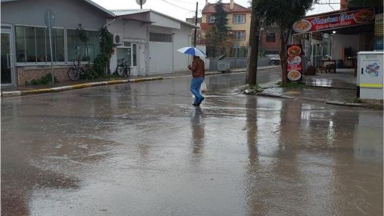 Balıkesir Hafta Sonuna Yağışla Başladı