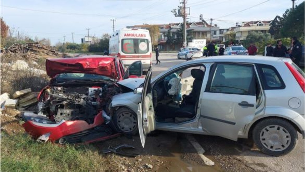 Balıkesir'de Kaza! 2 Otomobil Kafa Kafaya Çarpıştı