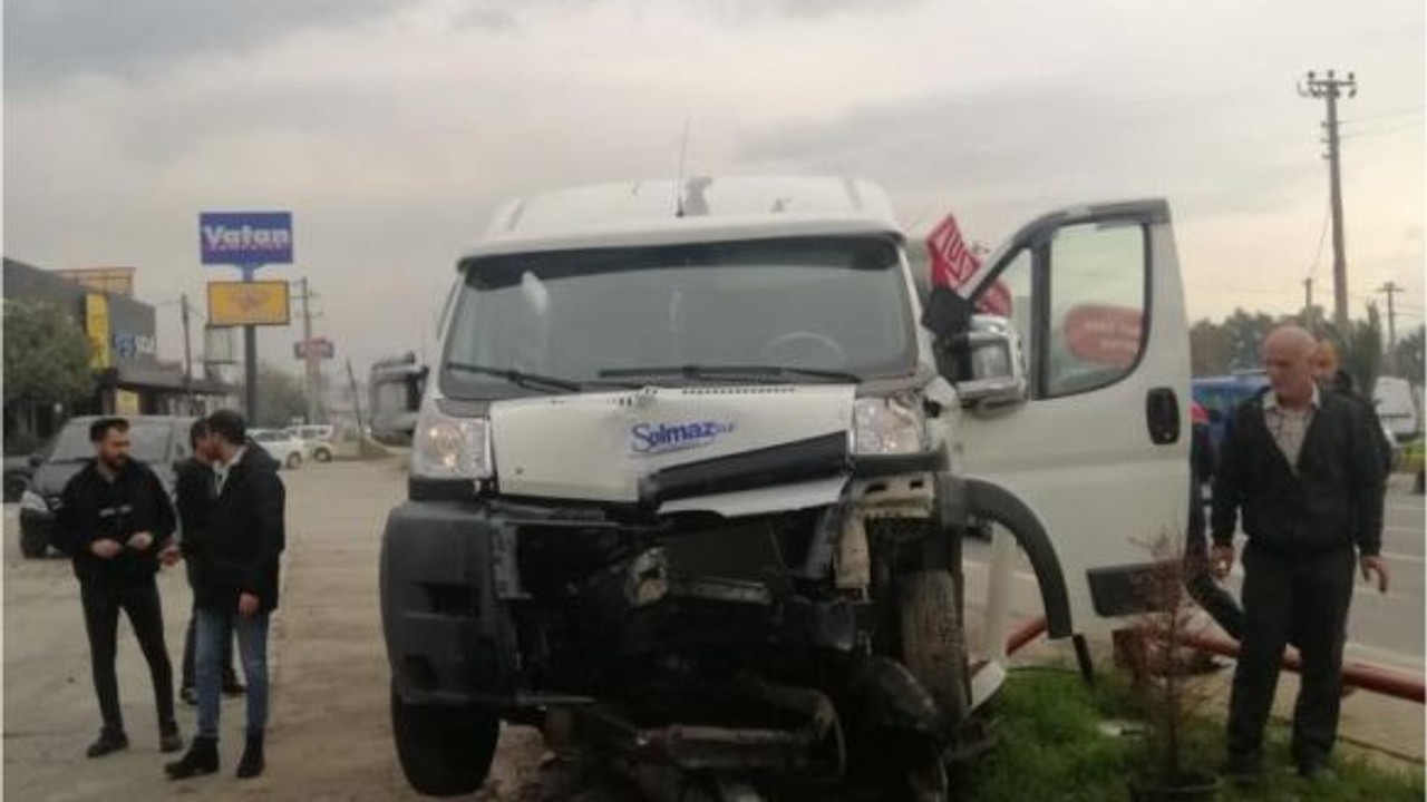 Balıkesir'de Kaza! Servis Minibüsü İle Otomobil Çarpıştı
