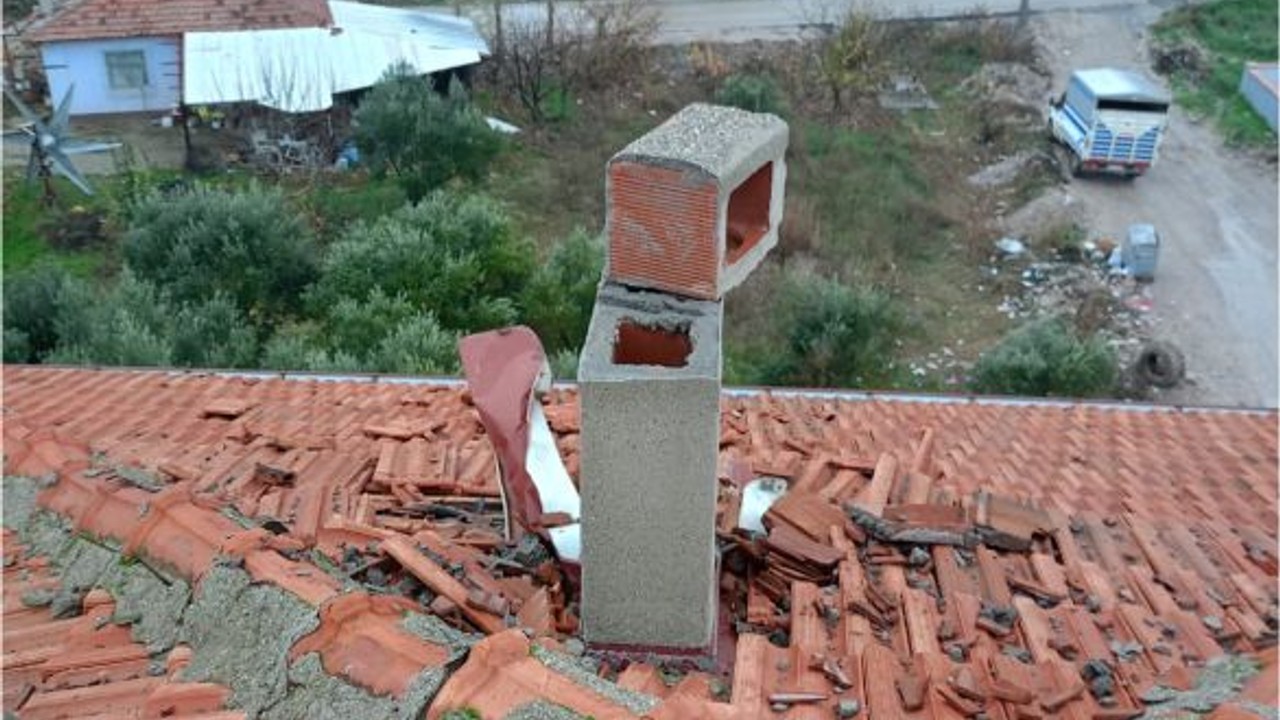 Çatıya Düşen Yıldırım Hasara Neden Oldu